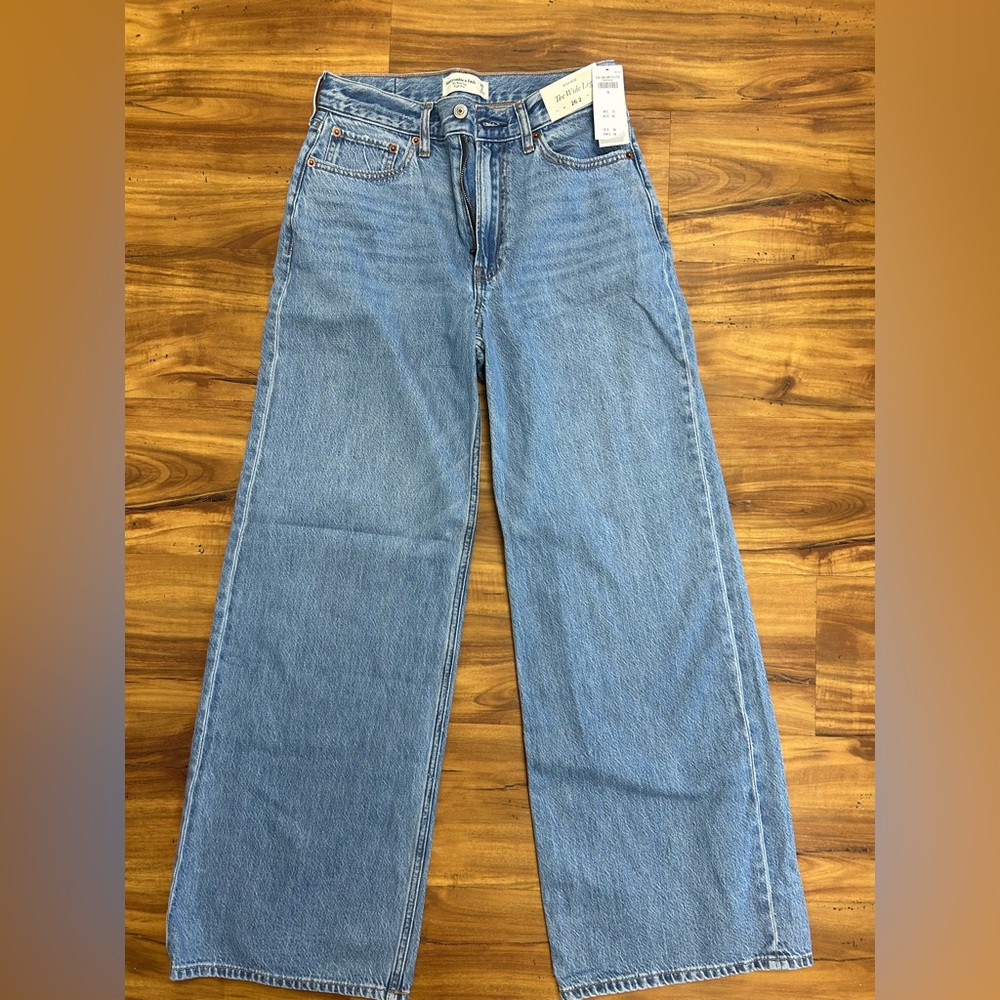 Abercrombie new with tags wide leg size 26